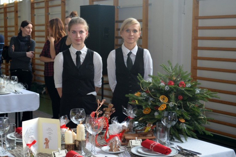 Zespół Szkół Ekonomiczno-Usługowych w Żychlinie reprezentowały: Agnieszka Hyży i Emilia Wiśniewska, 