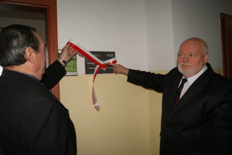 Uroczystego otwarcia punktu bezpłatnej obsługi prawnej w Kramsku dokonał starosta koniński i wójt Gm