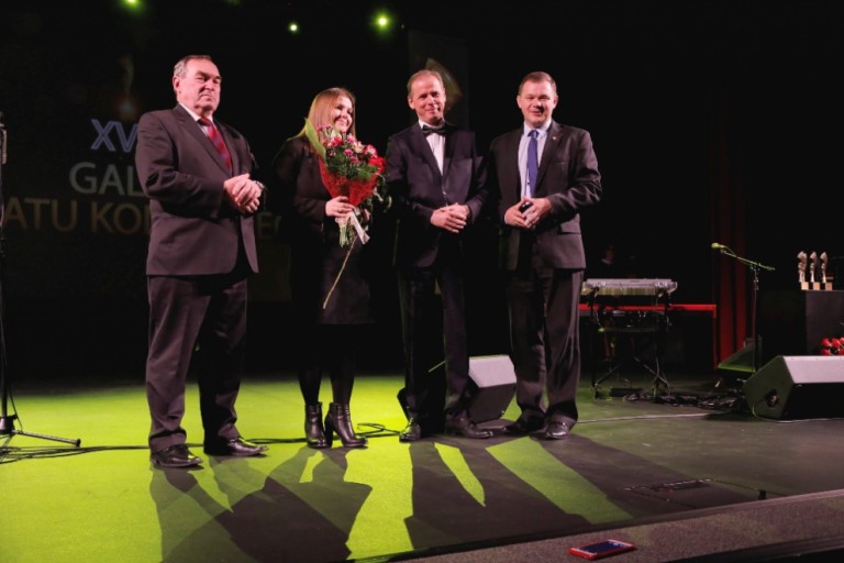 Statuetkę "Nagroda za działalność na rzecz rozwoju powiatu konińskiego" w dziedzinie 