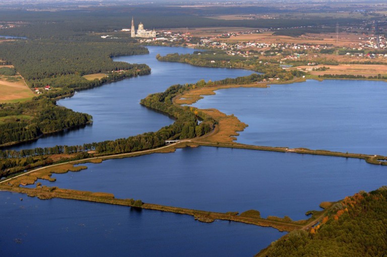 Widok na jezioro licheńskie i Sanktuarium Maryjne w Licheniu