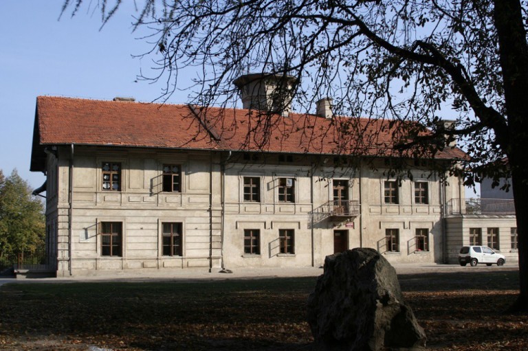 Zespół pałacowy z parkiem dworskim w Brzeźnie