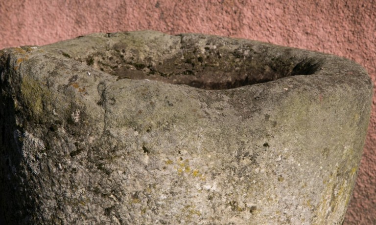 Kamienna chrzcielnica gotycka z XV w. przy kościele pw. św. Katarzyny w Grabienicach
