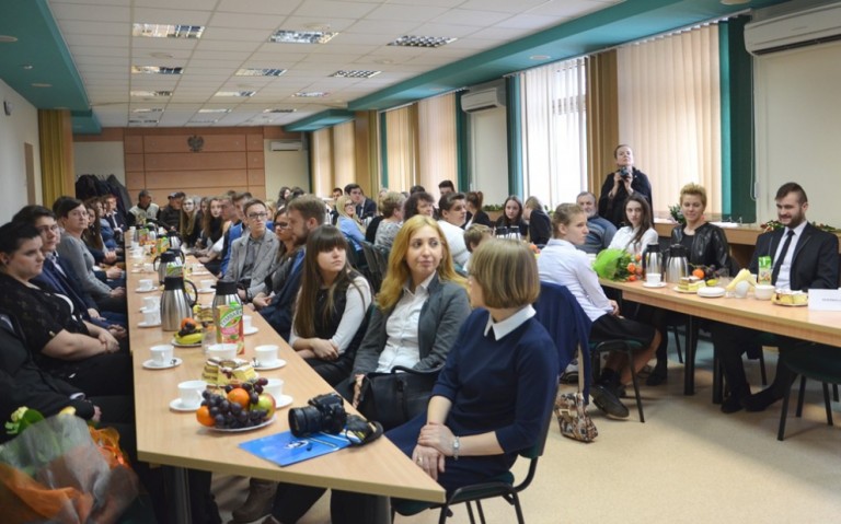 Tegoroczni stypendyści na uroczystości wręczenia listów gratulacyjnych