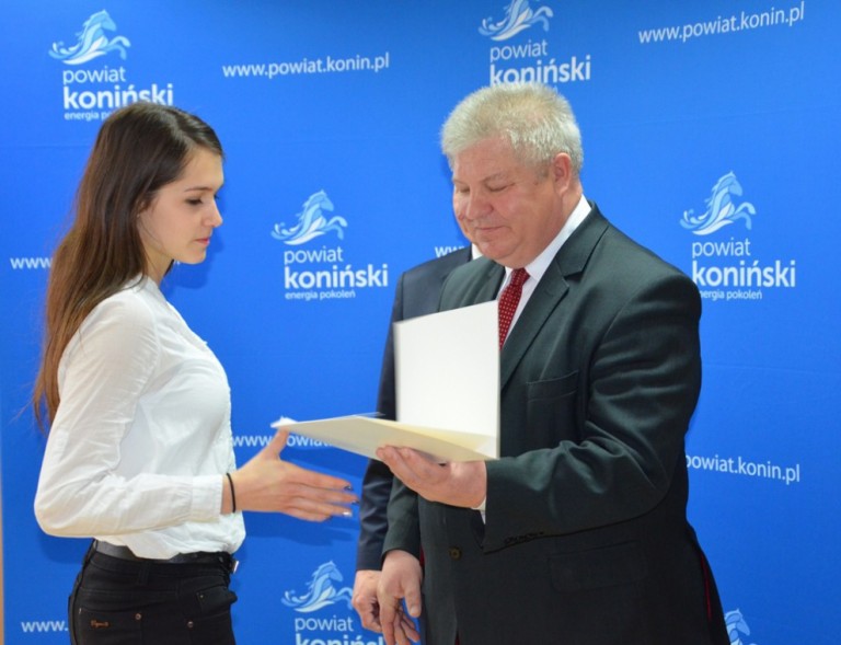 Listy gratulacyjne wręczył wicastarosta koniński
