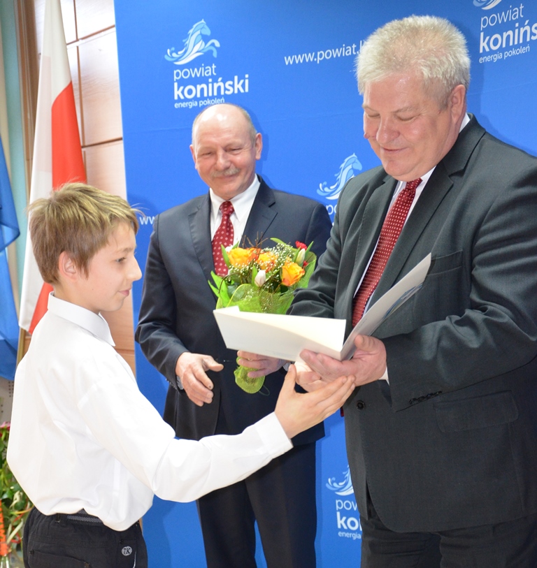 Listy gratulacyjne wręczył wicastarosta koniński