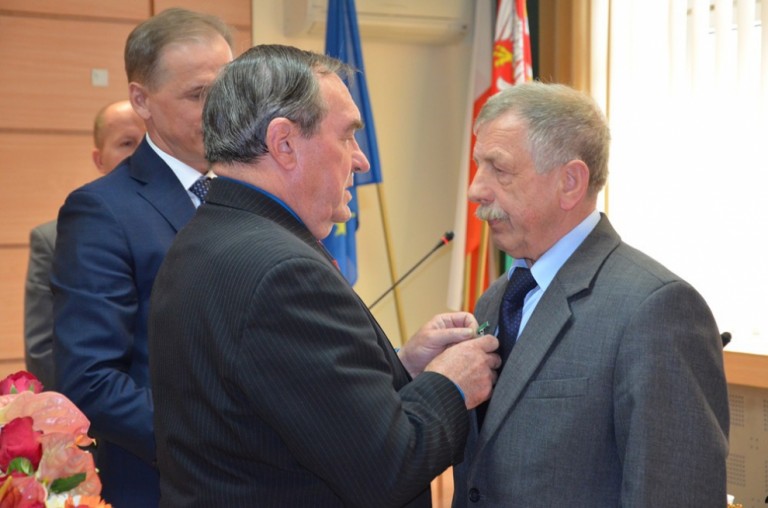 Starosta Stanisław Bielik wręczył odznakę tytułu 
