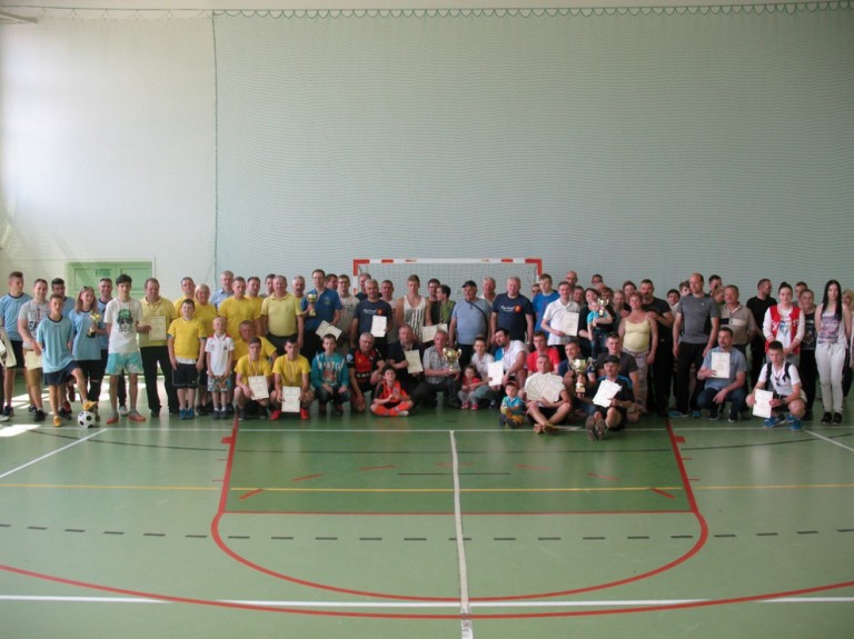 Zdjęcie grupowe uczestników XV Letniej Powiatowej Spartakiady Mieszkańców Wsi Powiatu Konińskiego