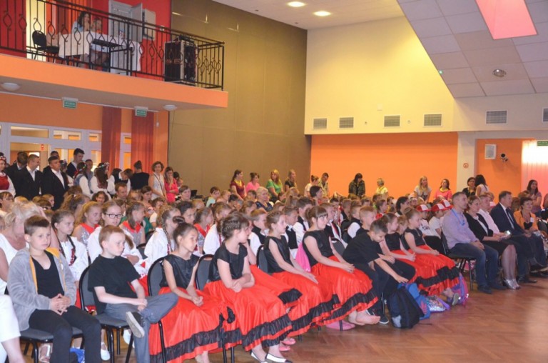 Uczestnicy Międzypowiatowego Przeglądu Szkolnych Zespołów Tanecznych w Kleczewie