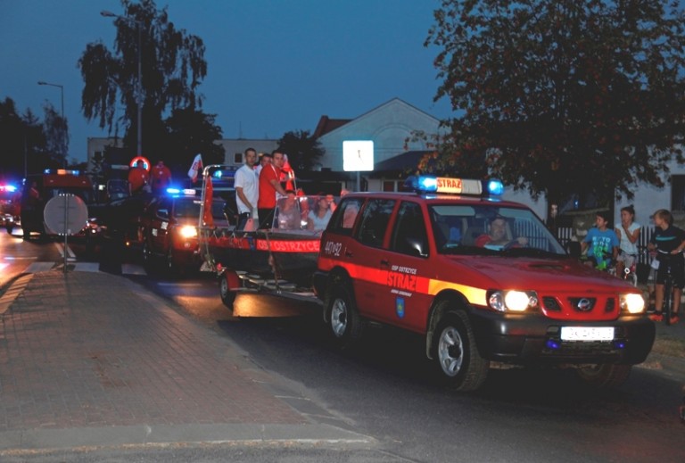 Parada wozów strażackich z łodziami ulicami Lichenia Starego