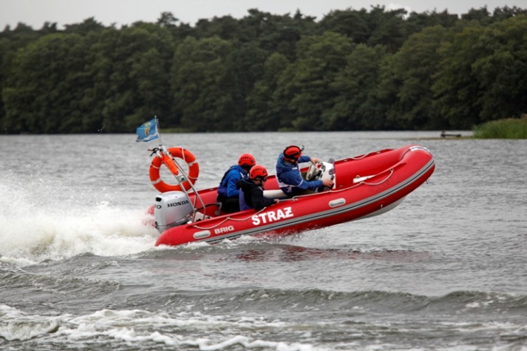 Slalom łodzi motorowodnych