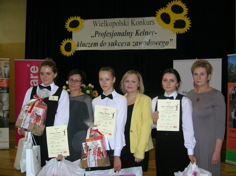 Laureatki IV Wielkopolskiego konkursu "Profesjonalny kelner – kluczem do sukcesu zawodowego" z naucz