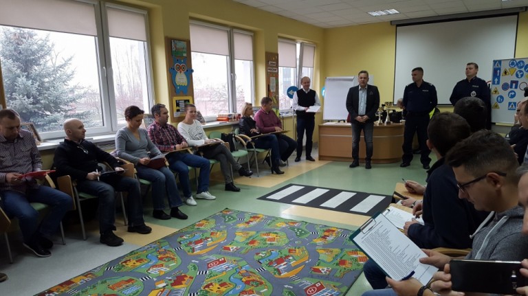 Test teoretyczny składający się z 17 pytań z zakresu przepisów ruchu drogowego, techniki kierowania 