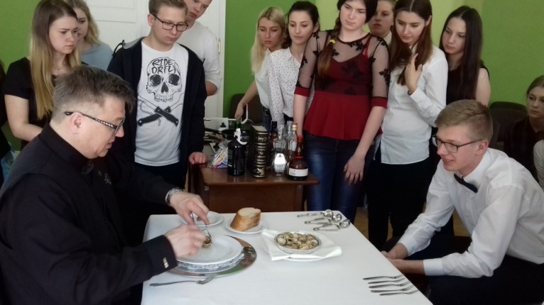 Warsztaty kulinarne z udziałem Grzegorza Górnika z Akademii Kelnerskiej w ZSEU w Żychlinie