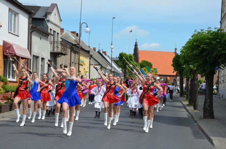 Barwny korowód rozpoczął Międzypowiatowy Przegląd Szkolnych Zespołów Tanecznych