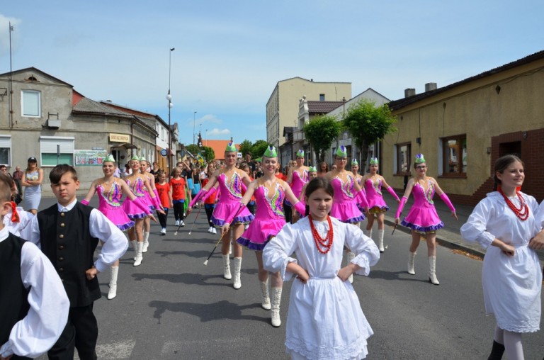 Barwny korowód rozpoczął Międzypowiatowy Przegląd Szkolnych Zespołów Tanecznych