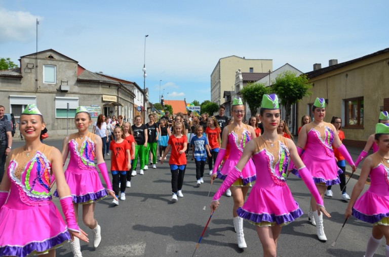 Barwny korowód rozpoczął Międzypowiatowy Przegląd Szkolnych Zespołów Tanecznych