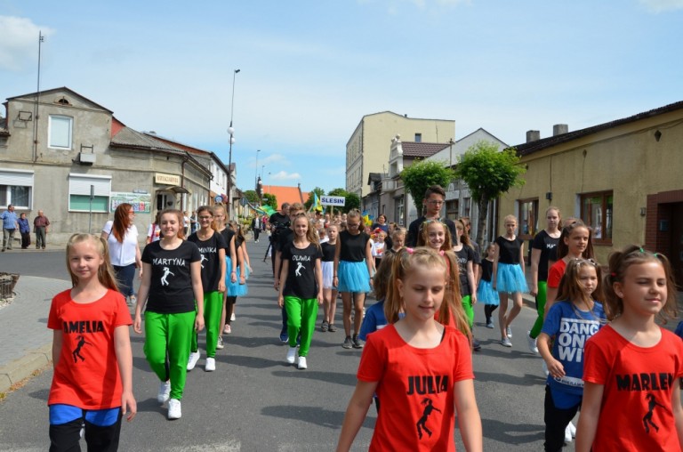 Barwny korowód rozpoczął Międzypowiatowy Przegląd Szkolnych Zespołów Tanecznych