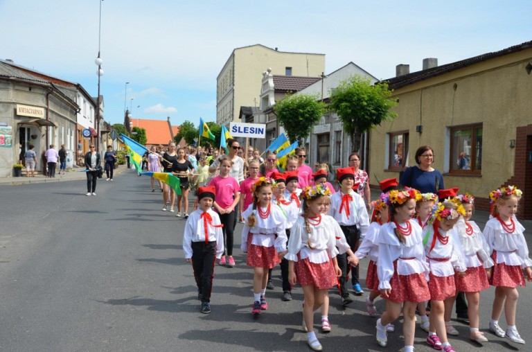 Barwny korowód rozpoczął Międzypowiatowy Przegląd Szkolnych Zespołów Tanecznych