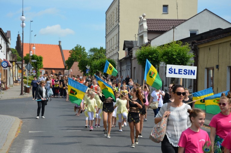 Barwny korowód rozpoczął Międzypowiatowy Przegląd Szkolnych Zespołów Tanecznych