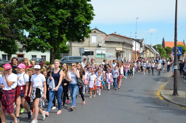 Barwny korowód rozpoczął Międzypowiatowy Przegląd Szkolnych Zespołów Tanecznych