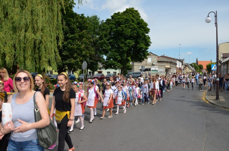 Barwny korowód rozpoczął Międzypowiatowy Przegląd Szkolnych Zespołów Tanecznych