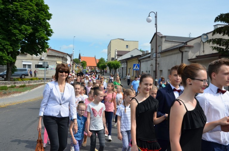 Barwny korowód rozpoczął Międzypowiatowy Przegląd Szkolnych Zespołów Tanecznych
