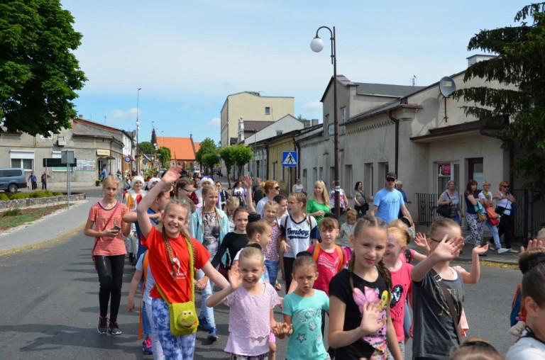 Barwny korowód rozpoczął Międzypowiatowy Przegląd Szkolnych Zespołów Tanecznych