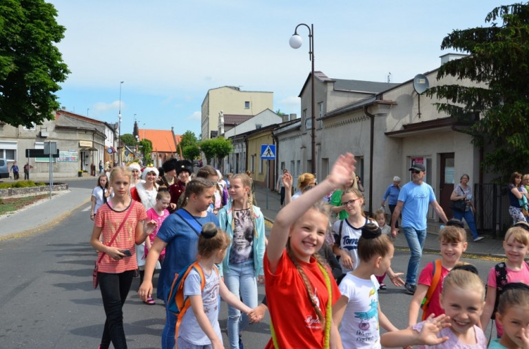 Barwny korowód rozpoczął Międzypowiatowy Przegląd Szkolnych Zespołów Tanecznych