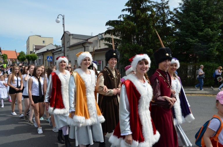 Barwny korowód rozpoczął Międzypowiatowy Przegląd Szkolnych Zespołów Tanecznych