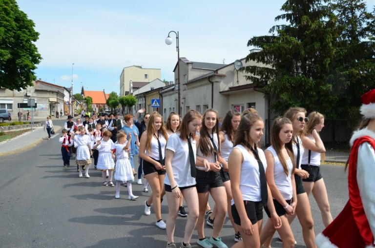 Barwny korowód rozpoczął Międzypowiatowy Przegląd Szkolnych Zespołów Tanecznych