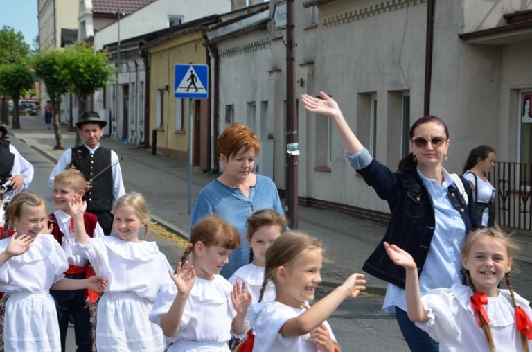 Barwny korowód rozpoczął Międzypowiatowy Przegląd Szkolnych Zespołów Tanecznych