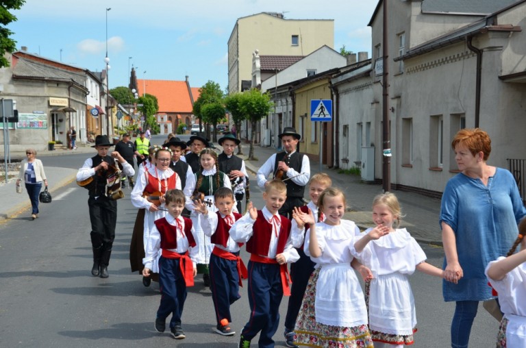 Barwny korowód rozpoczął Międzypowiatowy Przegląd Szkolnych Zespołów Tanecznych