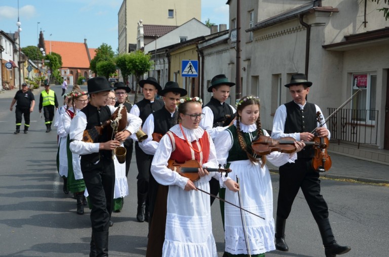Barwny korowód rozpoczął Międzypowiatowy Przegląd Szkolnych Zespołów Tanecznych