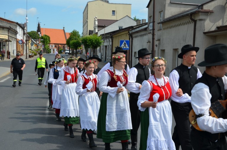 Barwny korowód rozpoczął Międzypowiatowy Przegląd Szkolnych Zespołów Tanecznych