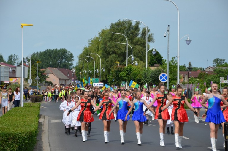 Barwny korowód rozpoczął Międzypowiatowy Przegląd Szkolnych Zespołów Tanecznych