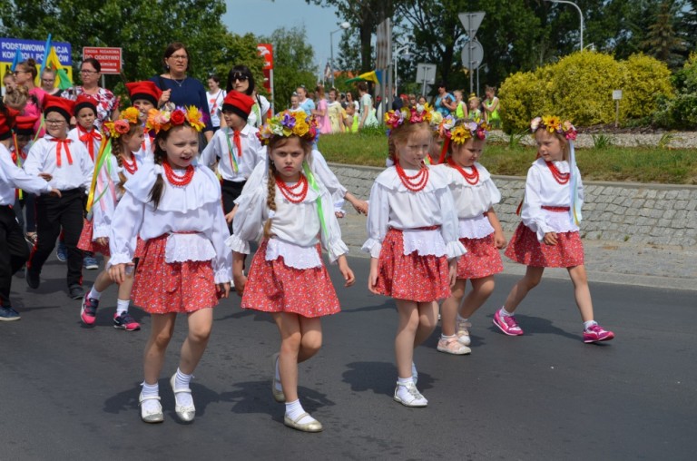 Barwny korowód rozpoczął Międzypowiatowy Przegląd Szkolnych Zespołów Tanecznych