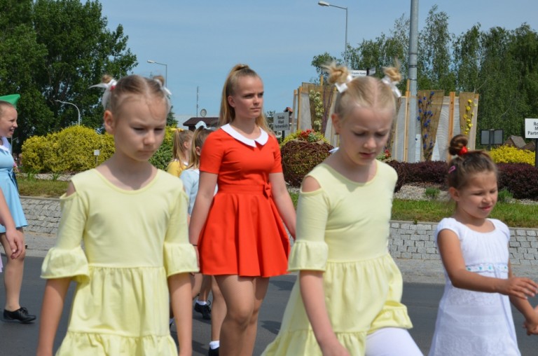 Barwny korowód rozpoczął Międzypowiatowy Przegląd Szkolnych Zespołów Tanecznych