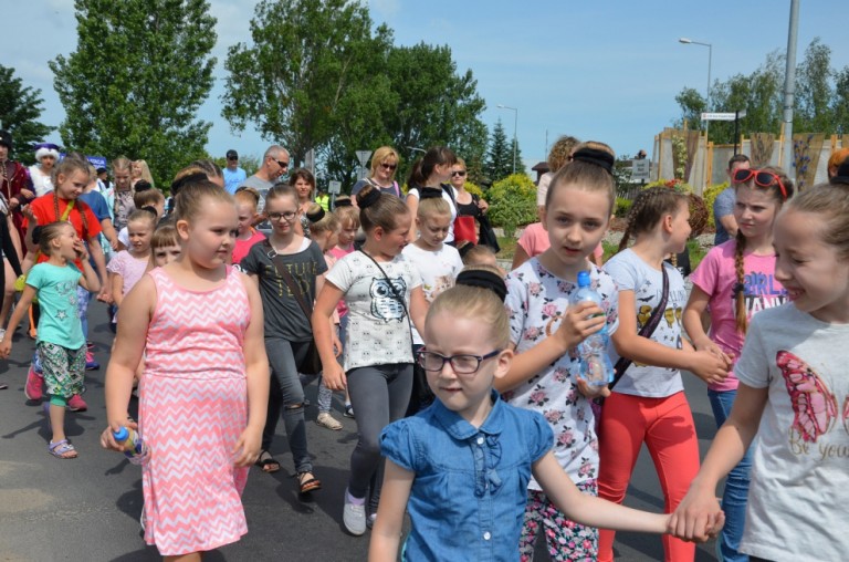 Barwny korowód rozpoczął Międzypowiatowy Przegląd Szkolnych Zespołów Tanecznych