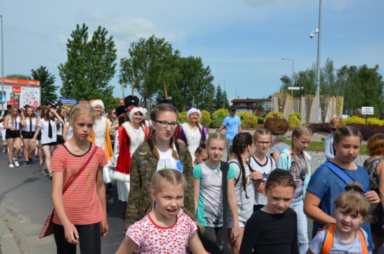 Barwny korowód rozpoczął Międzypowiatowy Przegląd Szkolnych Zespołów Tanecznych
