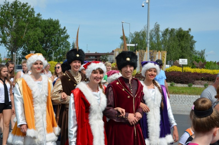 Barwny korowód rozpoczął Międzypowiatowy Przegląd Szkolnych Zespołów Tanecznych