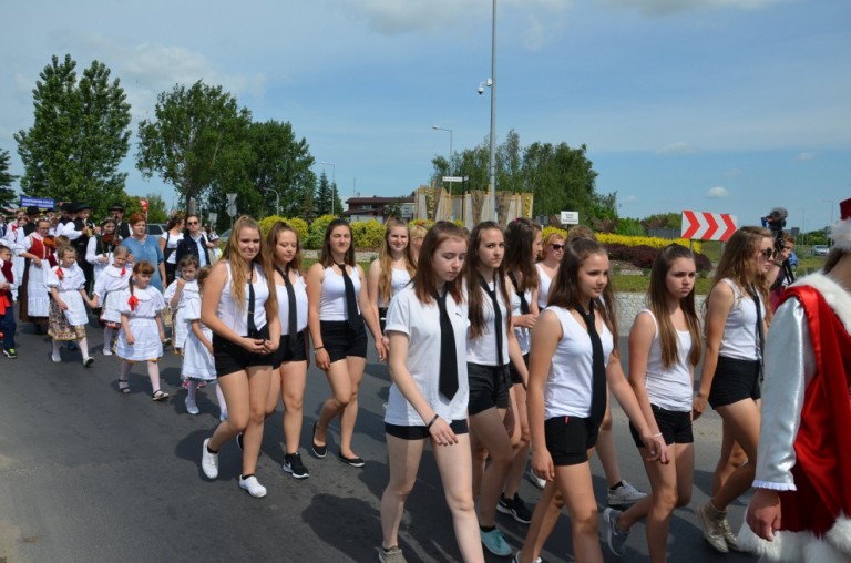 Barwny korowód rozpoczął Międzypowiatowy Przegląd Szkolnych Zespołów Tanecznych