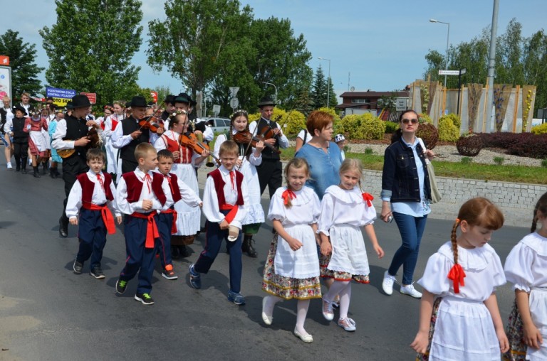 Barwny korowód rozpoczął Międzypowiatowy Przegląd Szkolnych Zespołów Tanecznych