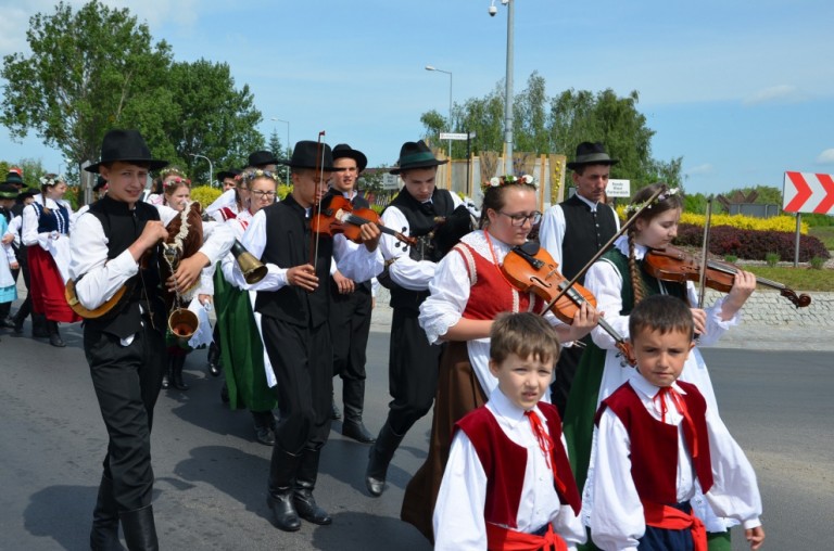 Barwny korowód rozpoczął Międzypowiatowy Przegląd Szkolnych Zespołów Tanecznych