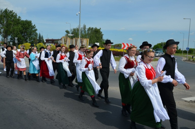 Barwny korowód rozpoczął Międzypowiatowy Przegląd Szkolnych Zespołów Tanecznych