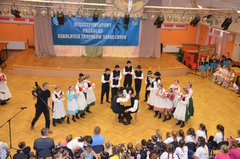 Prezentacje zespołów Międzypowiatowego Przeglądu Szkolnych Zespołów Tanecznych w Kleczewie