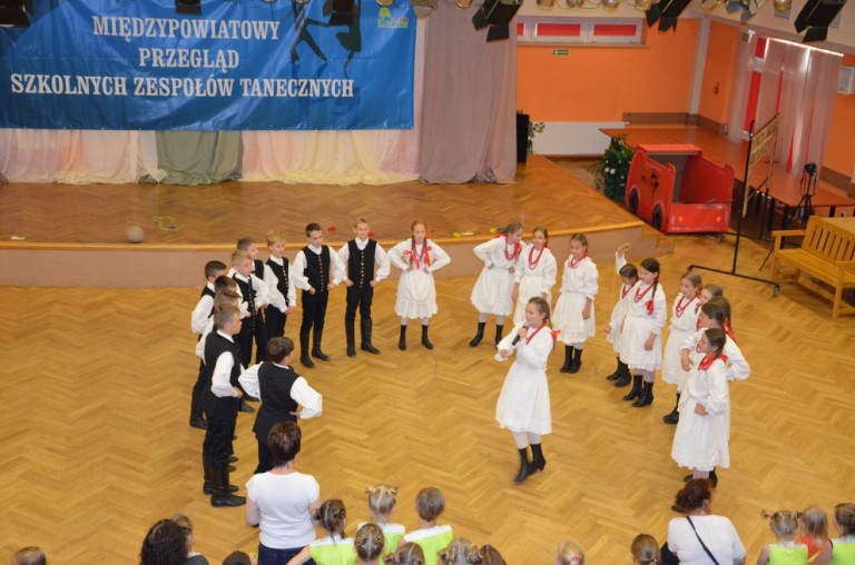 Prezentacje zespołów Międzypowiatowego Przeglądu Szkolnych Zespołów Tanecznych w Kleczewie