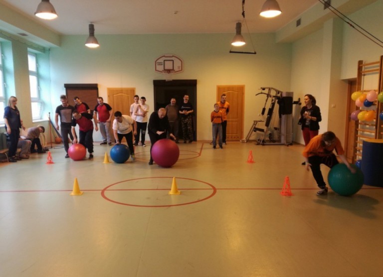 Zabawa i integracja na sportowo w DPS w Ślesinie