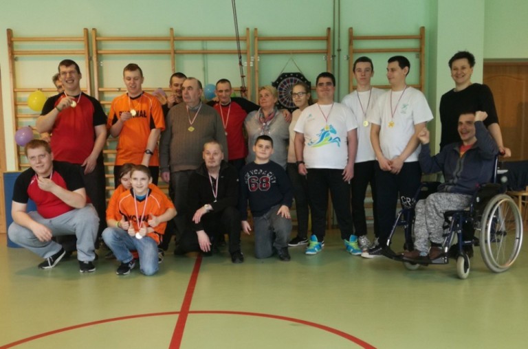Zabawa i integracja na sportowo w DPS w Ślesinie