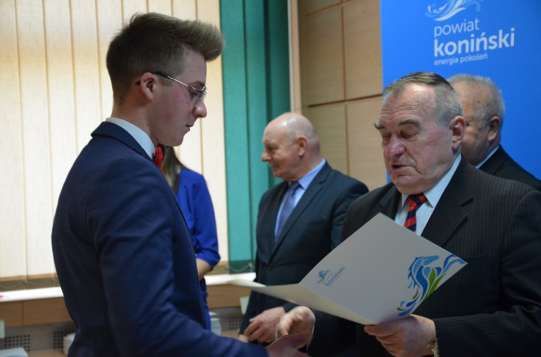 Starostwo uczciło Dzień Nauki Polskiej wręczając stypendia