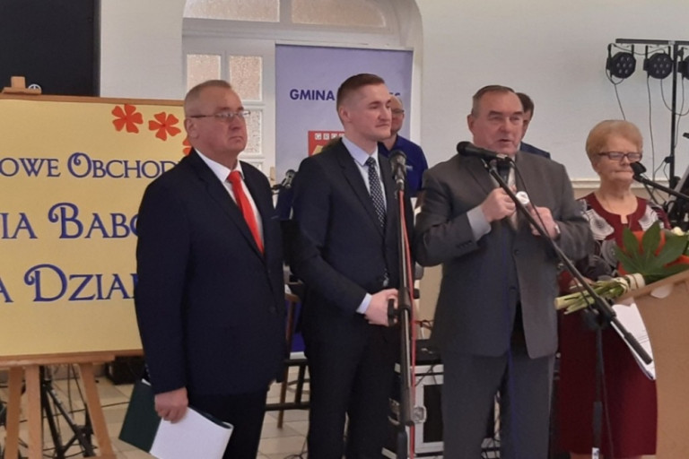 Seniorzy z powiatu uczcili Dzień Babci i Dziadka w Królikowie